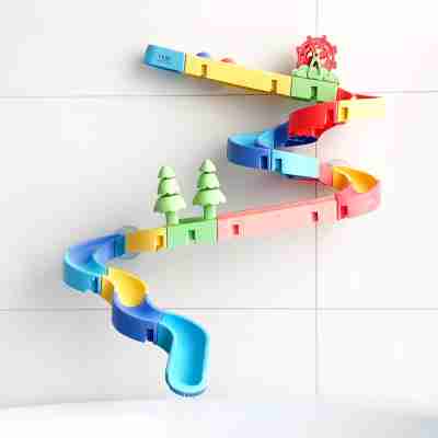 Circuit de bain Waterslide Marble Run fixé sur un mur avec parcours coloré