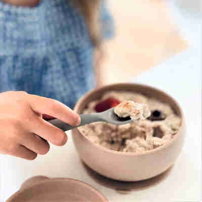 Enfant mangeant avec un bol silicone à ventouse Minikoioi
