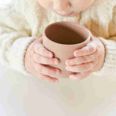 Ptit Loustic – Magasin de jeux et jouets à Saint-Étienne 24 Bébé tenant une tasse Mini Cup en silicone Minikoioi