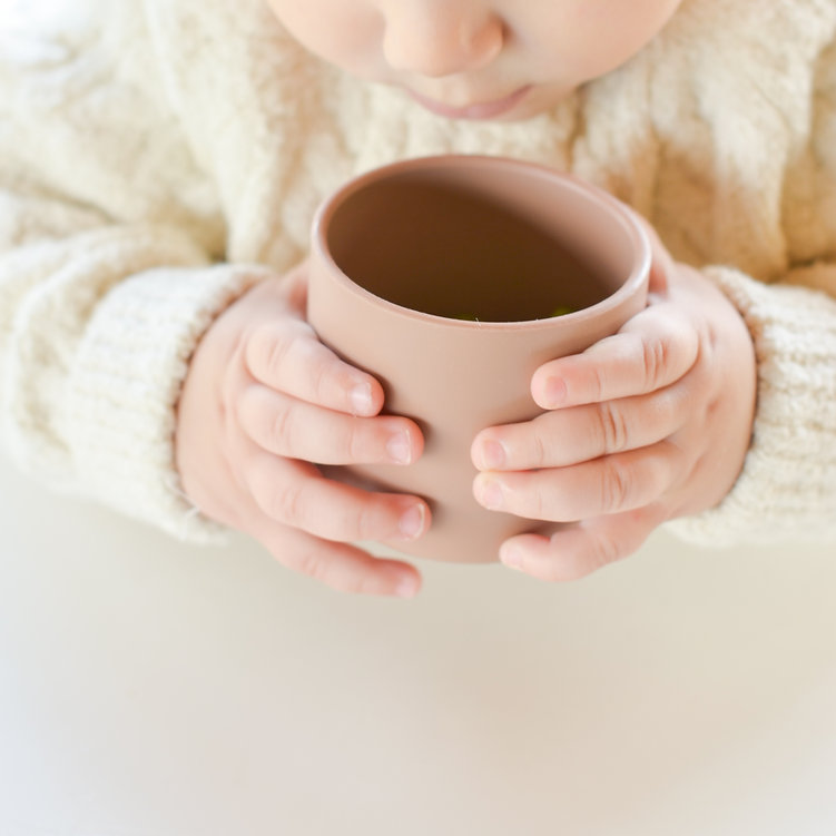 Tasse en silicone - Mini Cup 2 Bébé tenant une tasse Mini Cup en silicone Minikoioi