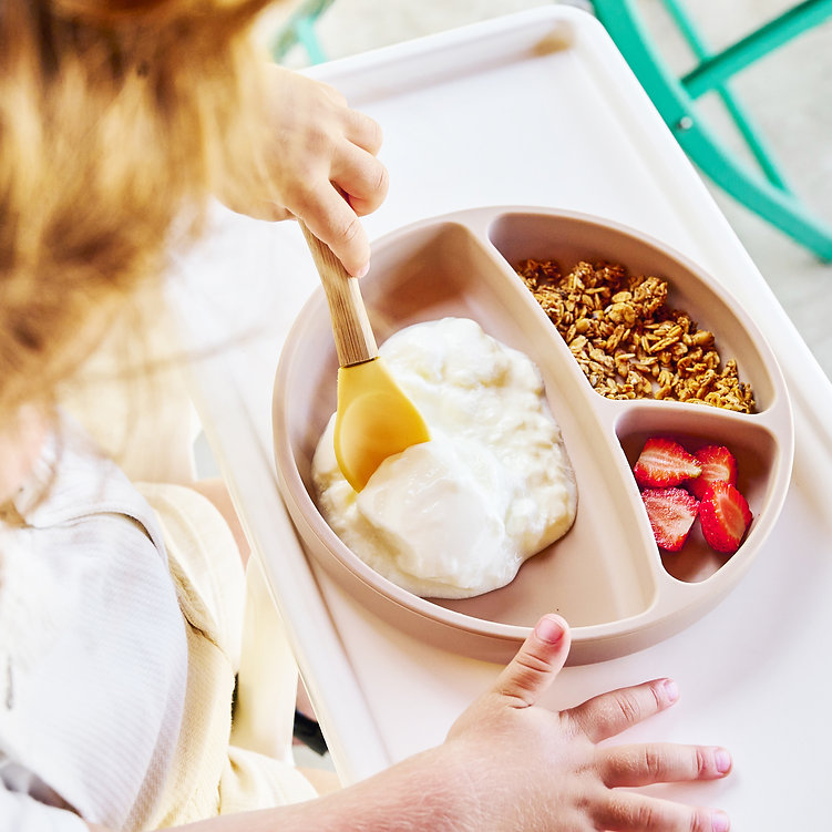Assiette compartimentée en silicone à ventouse 2 Enfant utilisant une assiette bébé silicone compartimentée Minikoioi