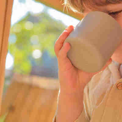 Enfant utilisant la tasse silicone Mini Cup Minikoioi