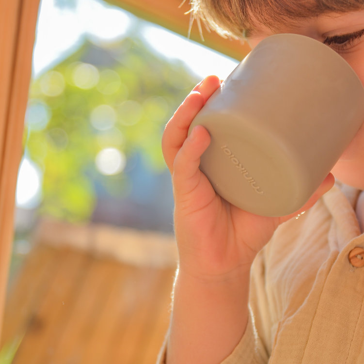 Tasse en silicone - Mini Cup 3 Enfant utilisant la tasse silicone Mini Cup Minikoioi