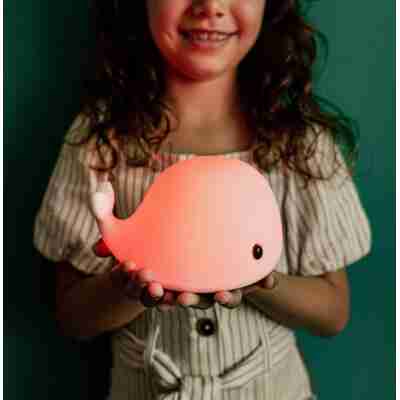 Enfant tenant la veilleuse baleine little l lumineuse