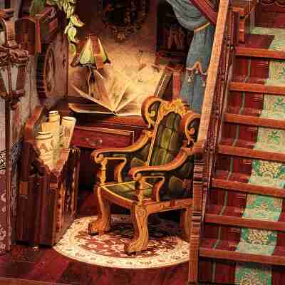 Détail du fauteuil et du bureau du Booknook Le Bureau du Savoir