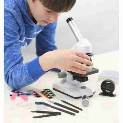 Enfant observant un échantillon avec le microscope Buki MR600
