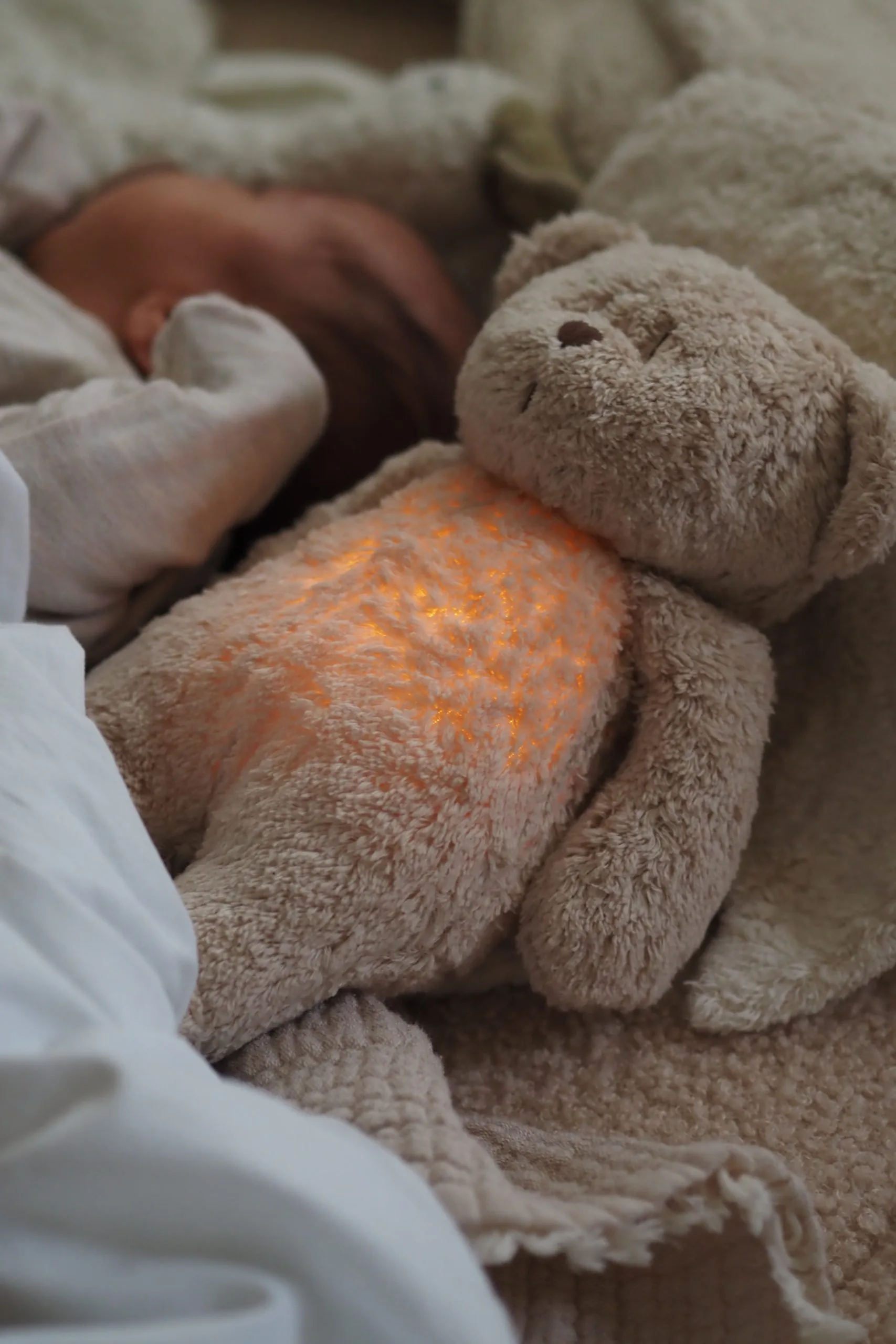 Moonie – Ourson sons & lumières – Cappuccino 3 Ourson Moonie Cappuccino lumineux près de bébé endormi
