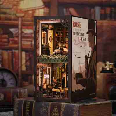 Booknook Rose Détective Privé assemblé entre des livres