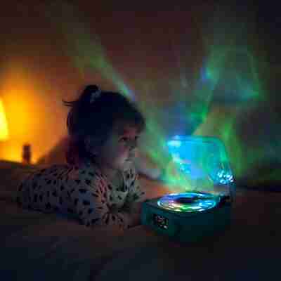 Enfant profitant de l’ambiance lumineuse de la Magic Wave Little L
