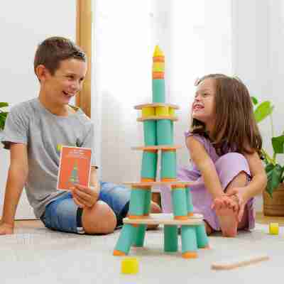 Ptit Loustic – Magasin de jeux et jouets à Saint-Étienne 8 Enfants construisant une grande tour avec Piks et Stix