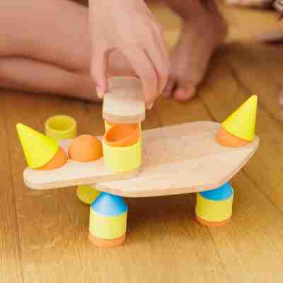 Construction créative réalisée avec les pièces Piks et Stix Oppi