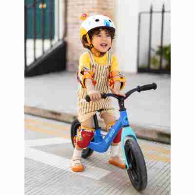 Jeune enfant utilisant la draisienne Micro Balance Bike Lite Bleu Ciel
