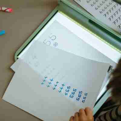 Ptit Loustic – Magasin de jeux et jouets à Saint-Étienne 2 Enfant utilisant la tablette lumineuse Kidydraw Pro pour reproduire des chiffres