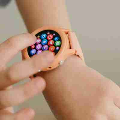 enfant utilisant l'écran tactile de la montre interactive corail
