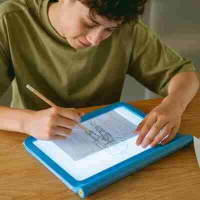 Enfant utilisant la tablette lumineuse Kidydraw pro Manga