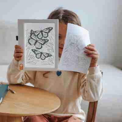 Enfant utilisant le Kidydraw Pad Animals pour décalquer un dessin
