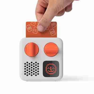 Ptit Loustic – Magasin de jeux et jouets à Saint-Étienne 10 Insertion d'une carte audio dans la conteuse Yoto Mini