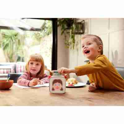 Ptit Loustic – Magasin de jeux et jouets à Saint-Étienne 8 Enfant utilisant une carte audio avec le Yoto Player