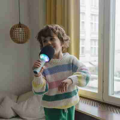 Enfant utilisant Kidymic lors d'un concert improvisé