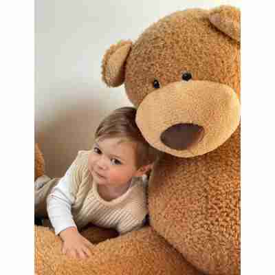 Enfant blotti contre Anatole le très grand ours Egmont Toys