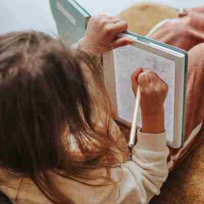 Jeune artiste dessinant sur la tablette lumineuse Kidywolf