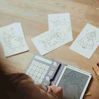 Enfant utilisant les cartes féeriques Kidydraw-mini Kidywolf