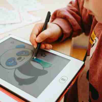 Enfant utilisant la Kidydraw Mini Kawaii Kidywolf