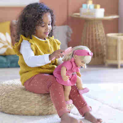 Enfant coiffant le poupon Jade Corolle