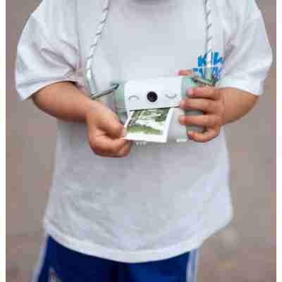 Enfant imprimant une photo avec un appareil Kidyprint