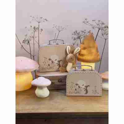 Ptit Loustic – Magasin de jeux et jouets à Saint-Étienne 12 Valisette Lapin Egmont Toys dans une chambre d’enfant