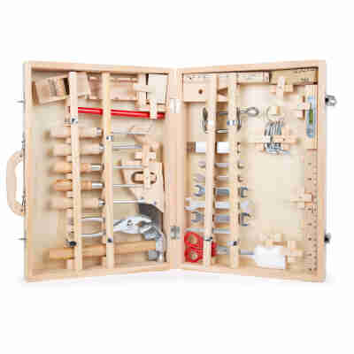 Boîte à outils Deluxe Legler ouverte avec plus de trente outils rangés dans un coffret en bois