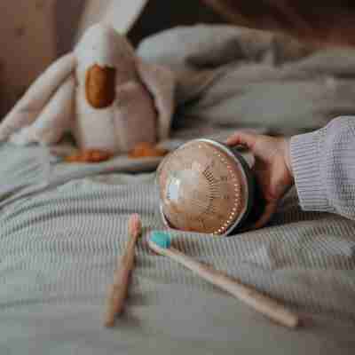Kidytimer posé sur un lit pour la routine du coucher