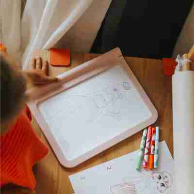Enfant dessinant une robe avec la tablette Kidydraw pro Dessinons la mode