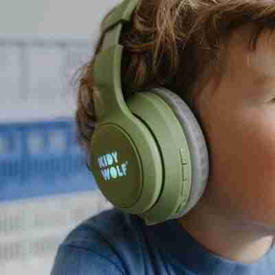Enfant utilisant le casque audio Kidyears Kidywolf