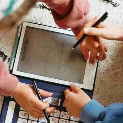 Enfant réalisant des activités éducatives avec Kidydraw Mini