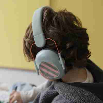 enfant utilisant le casque anti-bruit kidynoise pendant une activité