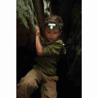 Enfant utilisant la lampe frontale Terra Kids Haba lors d’une exploration
