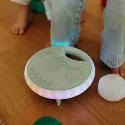 Enceinte karaoké lumineuse KIDYKARAOKE utilisée par un enfant