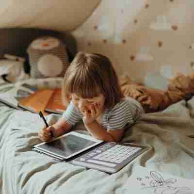 Enfant dessinant sur la tablette Kidydraw Mini Kidywolf