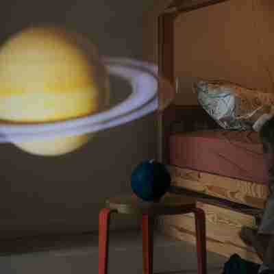 Ptit Loustic – Magasin de jeux et jouets à Saint-Étienne 14 Projection de la planète Saturne dans une chambre d'enfant
