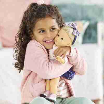 Enfant câlinant la poupée Cléophée de la collection ma Corolle