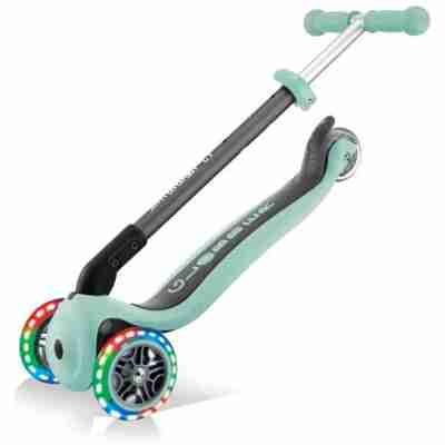 Ptit Loustic – Magasin de jeux et jouets à Saint-Étienne 2 Trottinette enfant Globber pliée avec roues lumineuses multicolores