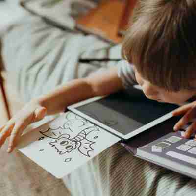 Enfant utilisant la Kidydraw Mini avec une carte dragon