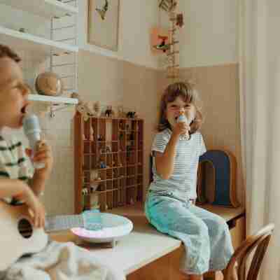 Enfants chantant avec les micros sans fil de la KIDYKARAOKE
