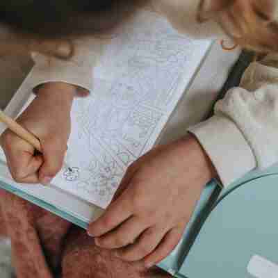 Enfant utilisant la tablette lumineuse K-Draw Food pour reproduire un dessin