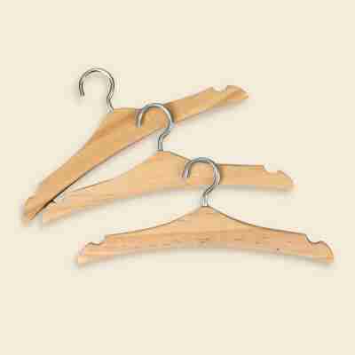 Petits cintres en bois naturel avec crochets métalliques pour poupées