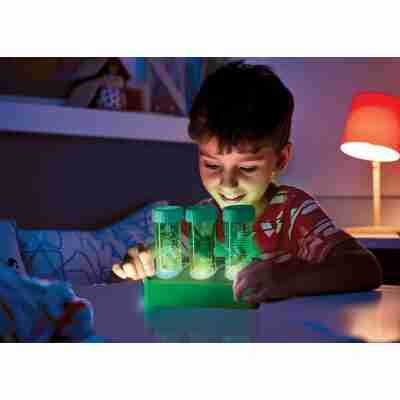 Enfant observant les créatures lumineuses KidzLabs dans sa chambre