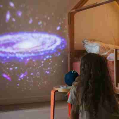 Enfant observant une projection de galaxie avec Kidystar