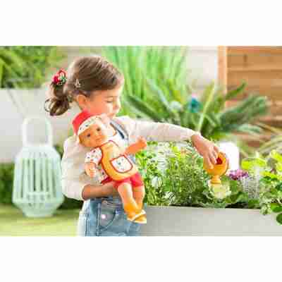 Enfant jouant au jardin avec le poupon Charly Corolle