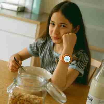 jeune fille portant la montre interactive corail au poignet
